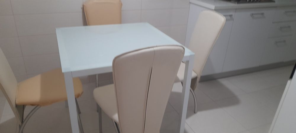 Masa dining+ 4 scaune gratis.