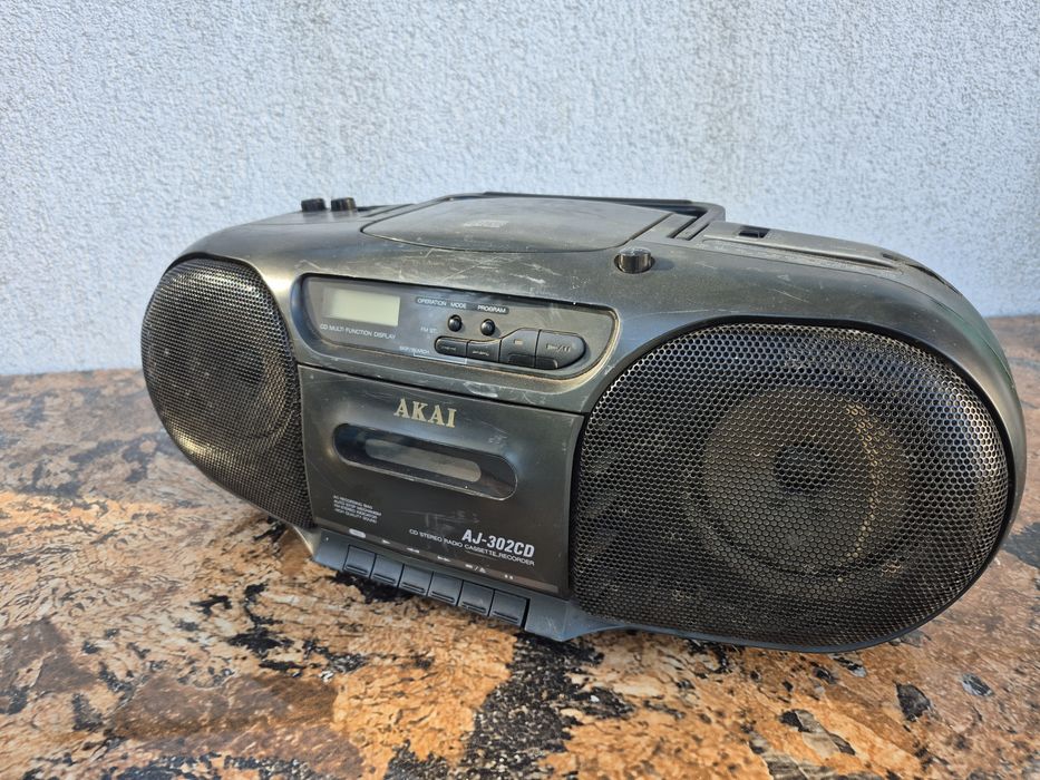 Radio Casetofon marca Akai model AJ-302CD