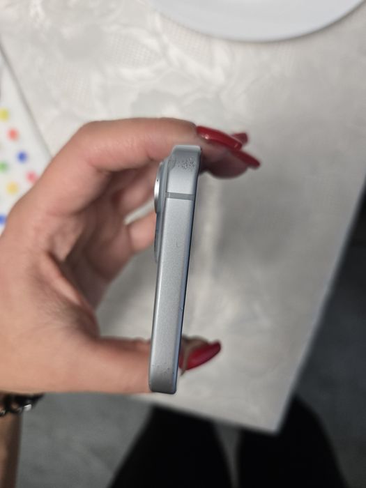Iphone 15 128gb със следи от употреба