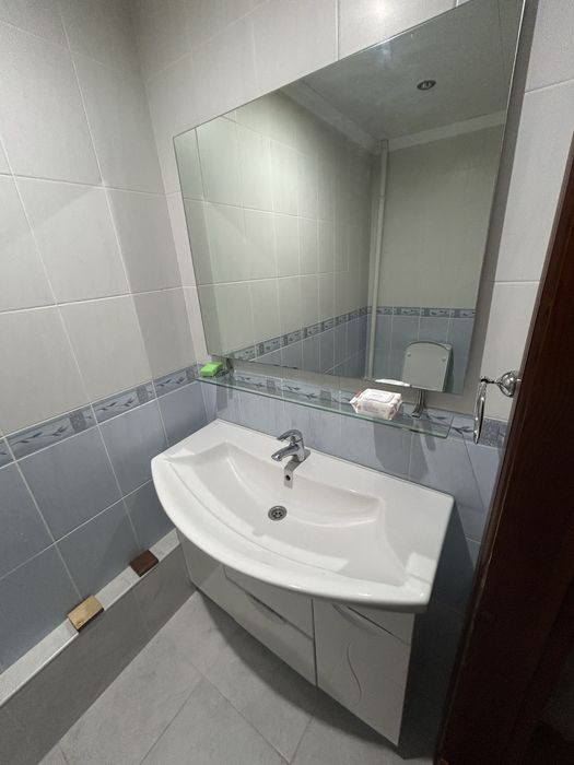 Раковина с зеркалом с тумбой