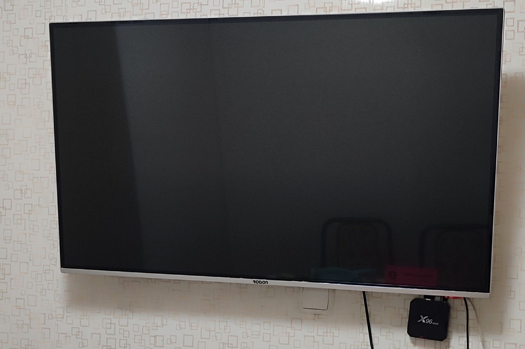 Продаётся телевизор 3D Roison 43" в комплекте TV Smart приставка X96