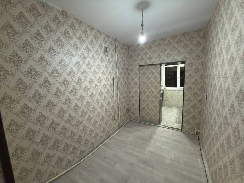 Шахар марказида жойлашган  3 хонали гиштли квартира сотилади.