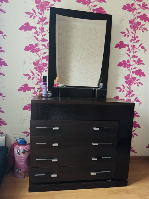 Продам комод туалетный столик