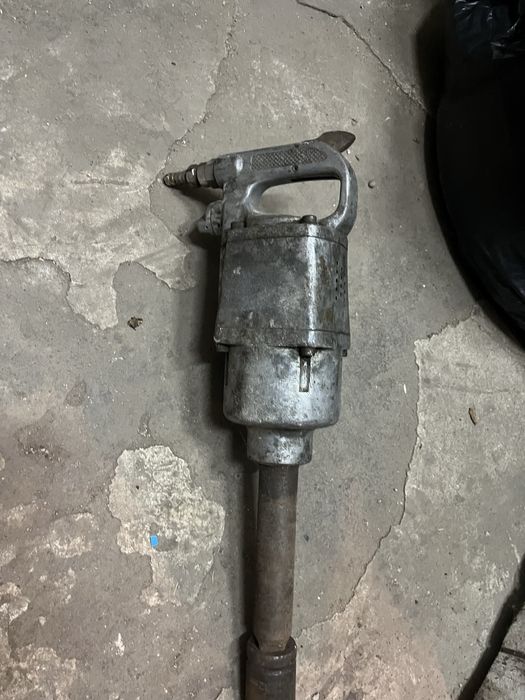 Продавам голям пневматичен гайковерт за камион