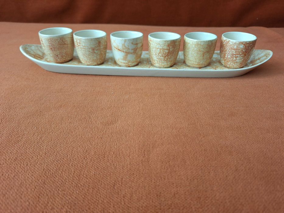 Pahare vechi pentru tuica din portelan vechi romanesc, inclusiv suport