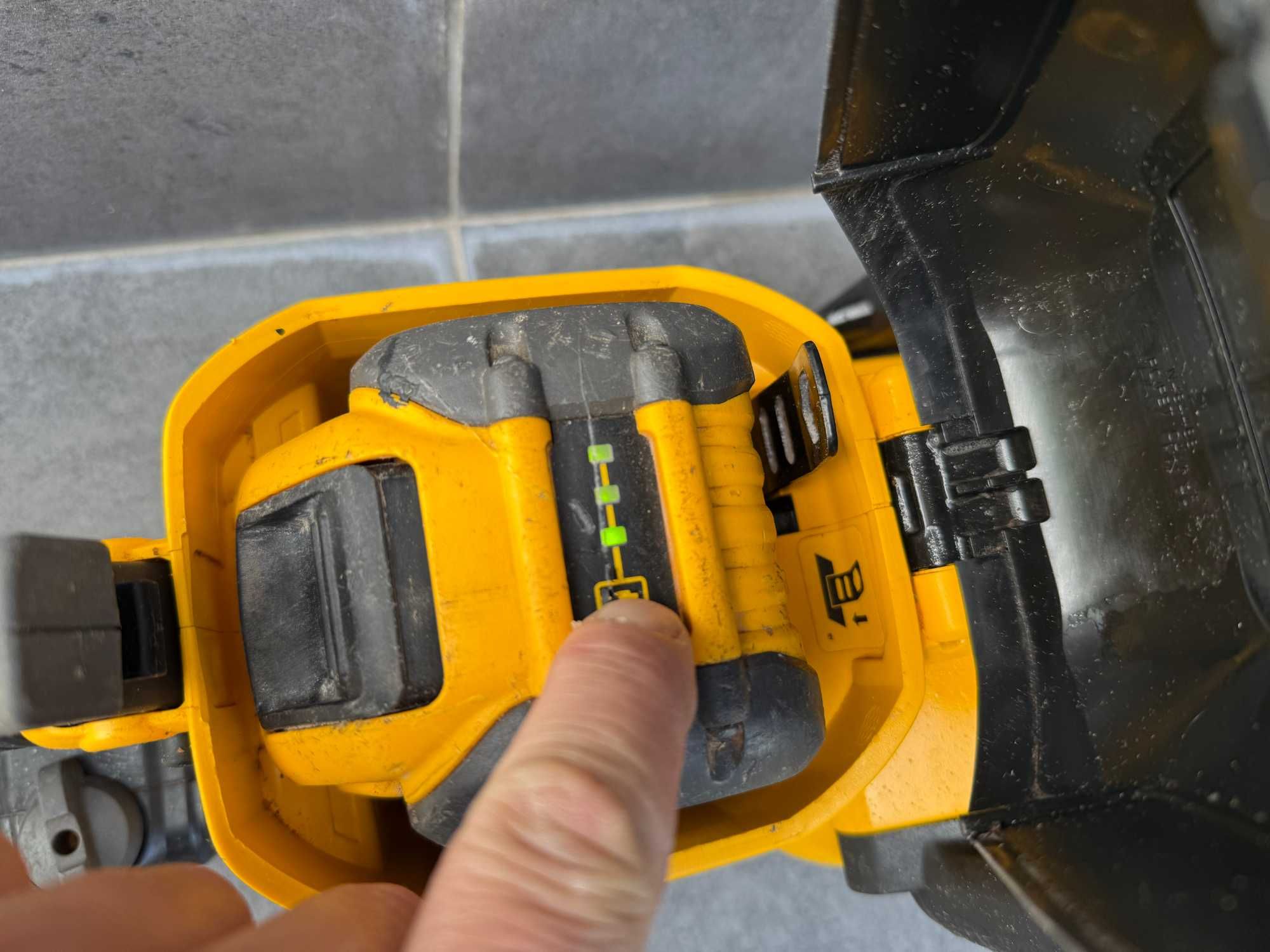 Фугорез Dewalt DCS690