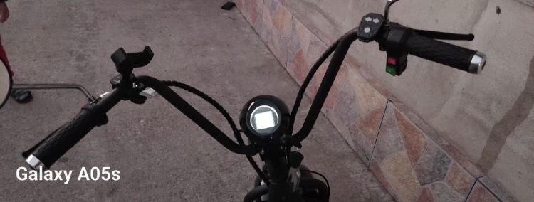 Scuter electric cu cutie