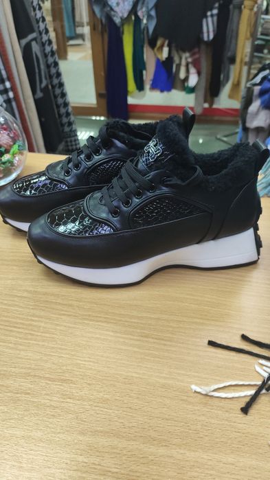 Продам новые кроссовки , натуралка