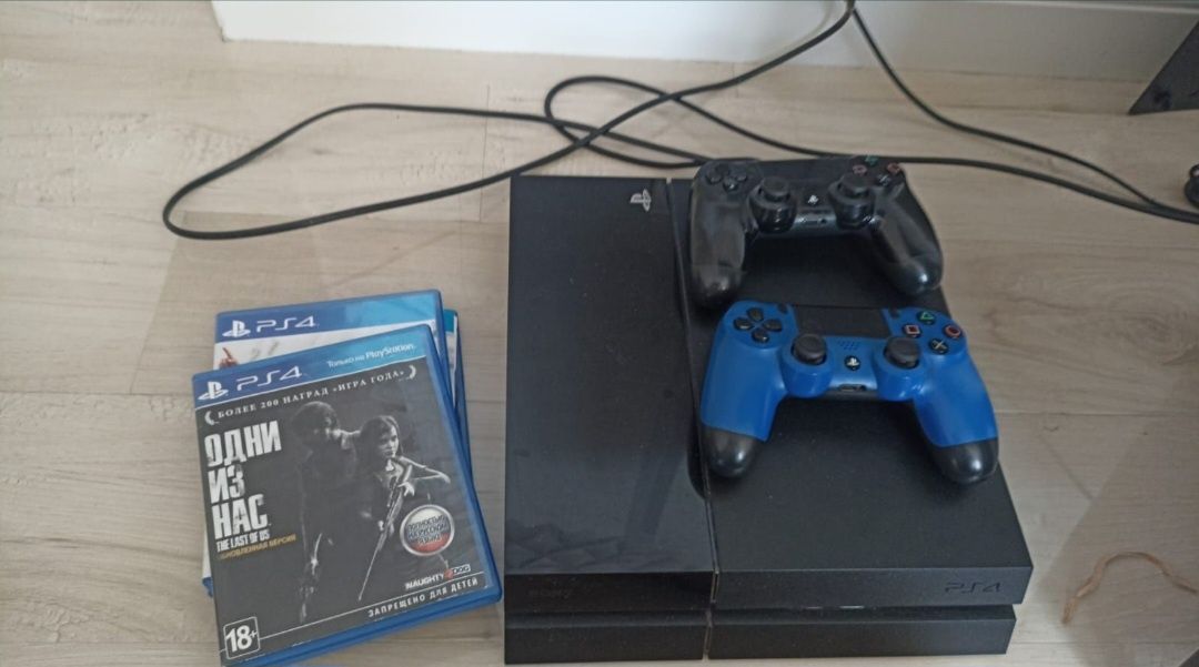Всем привет! Продаю playstation 4 с дисками Fifa 23, Один из нас, Ufc