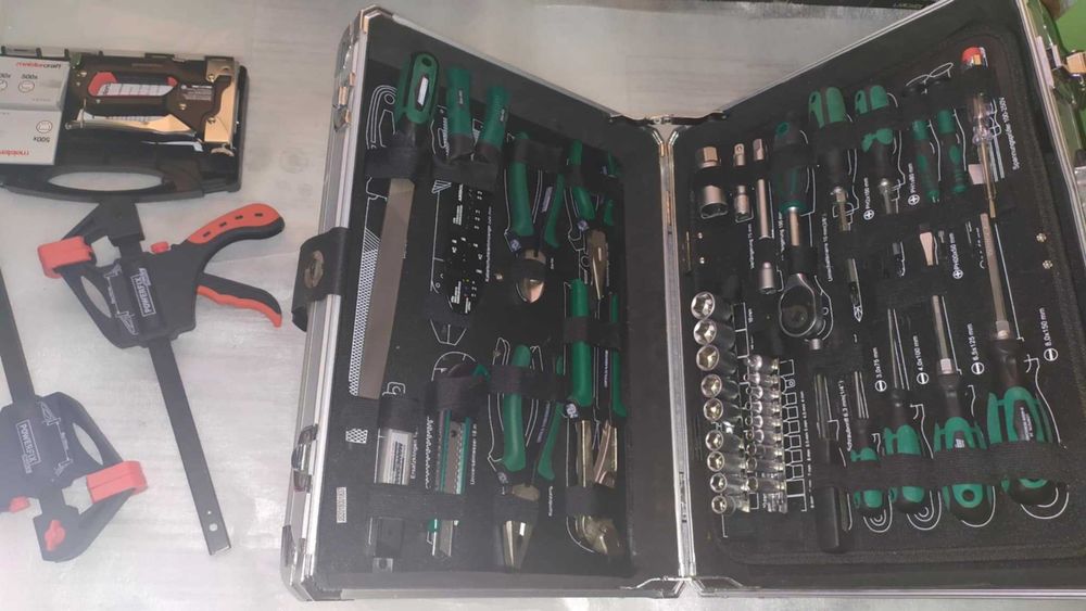 НОВ Метален куфар Mannesmann с НЕПОЛЗВАНИ инструменти,108 части.