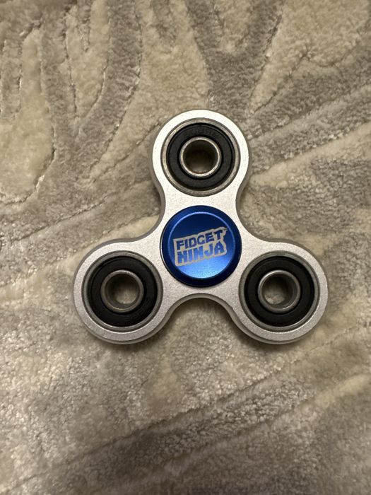 Fidget spinner argintiu