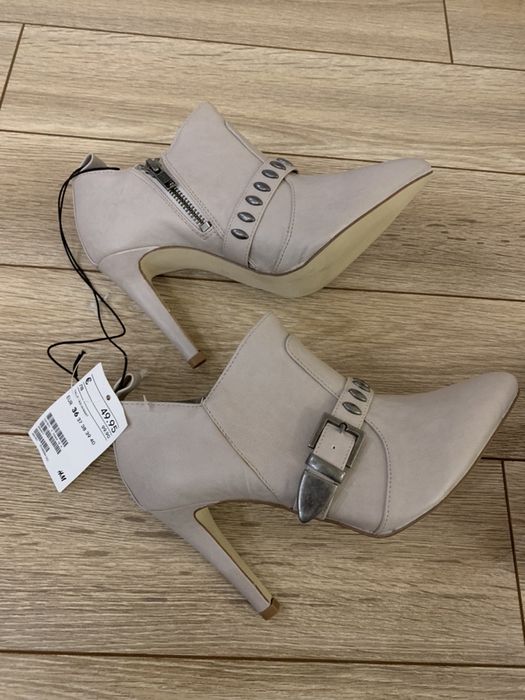 Чисто нови с етикет боти на H&M, бежово-сиво. Ток 9,5 см.