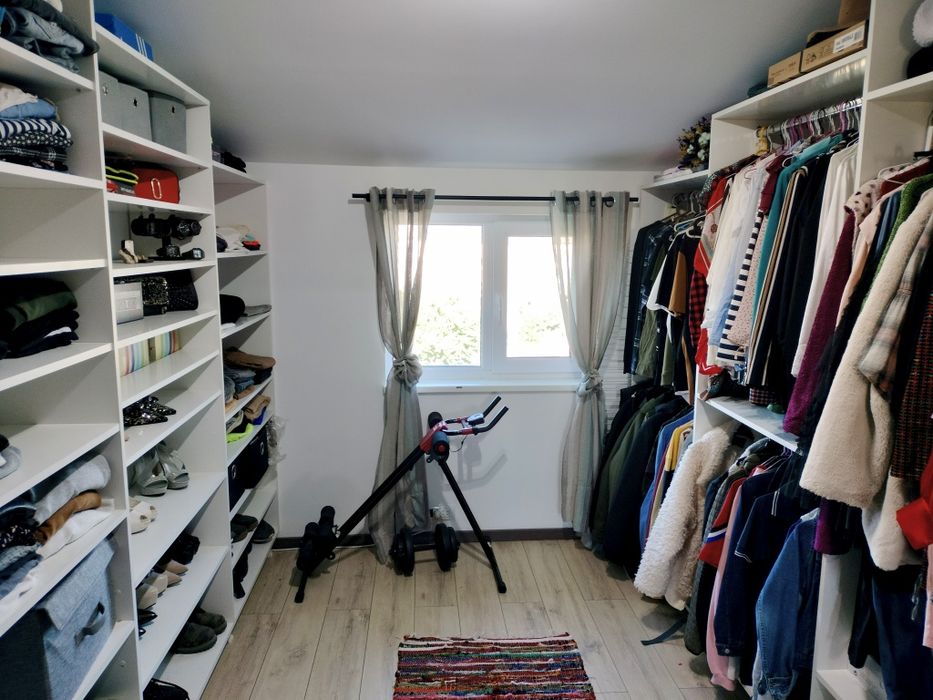 Vând apartament 4 camere cu etaj