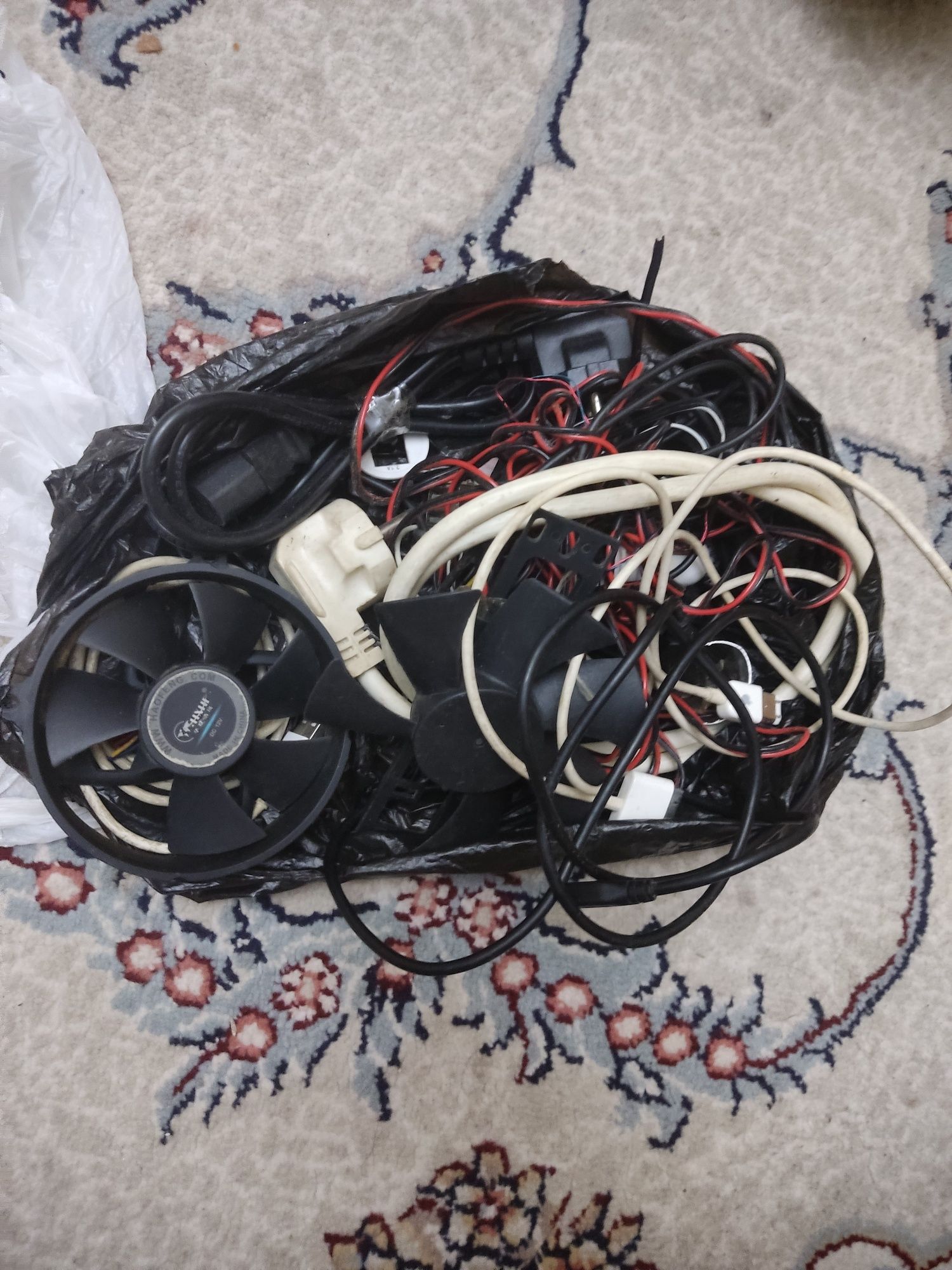 Kabellar harxil kampetur,telefon,sefon shlanka hammasi bir qilib sotil