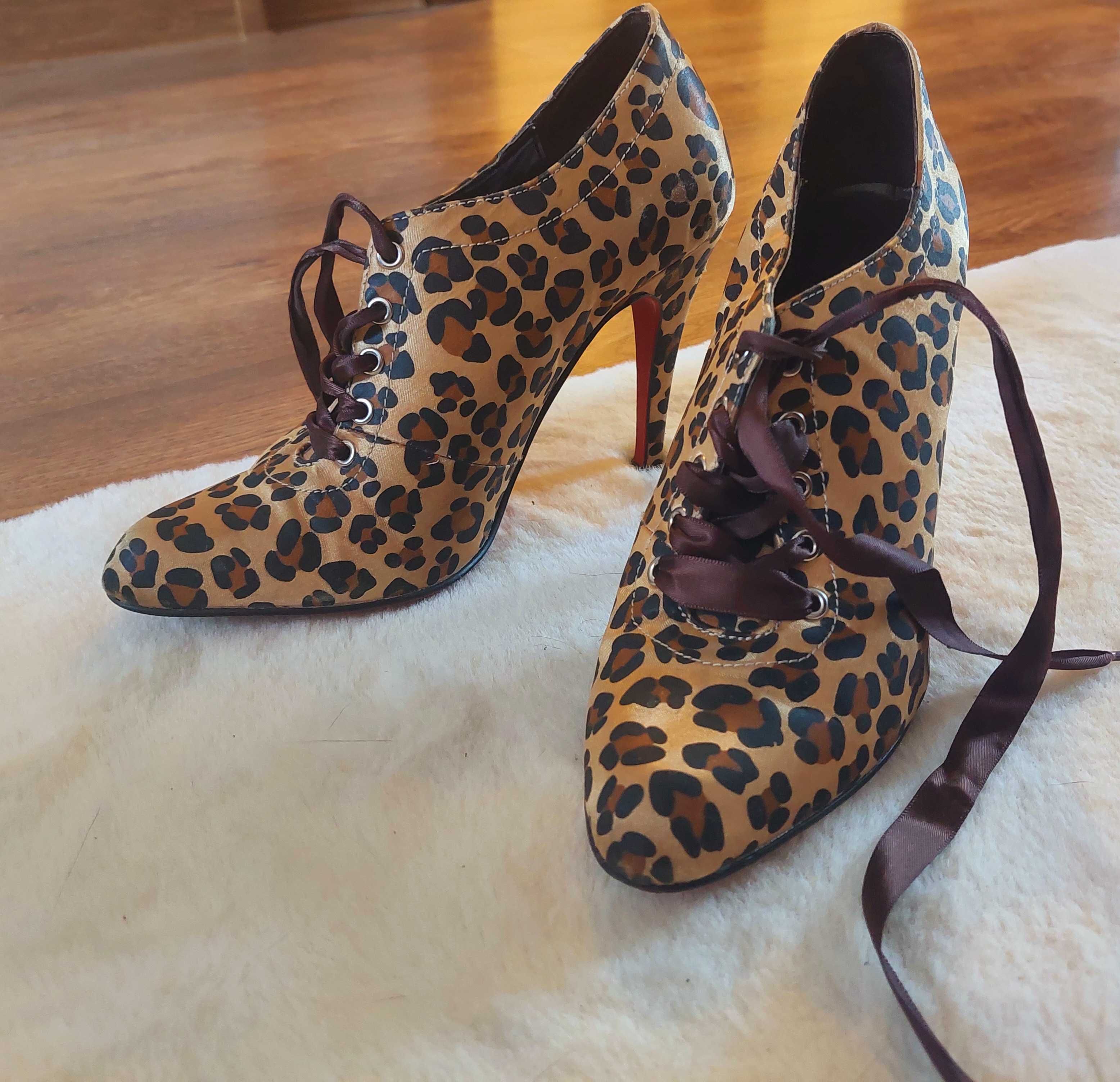 Botine animal print cu toc si siret