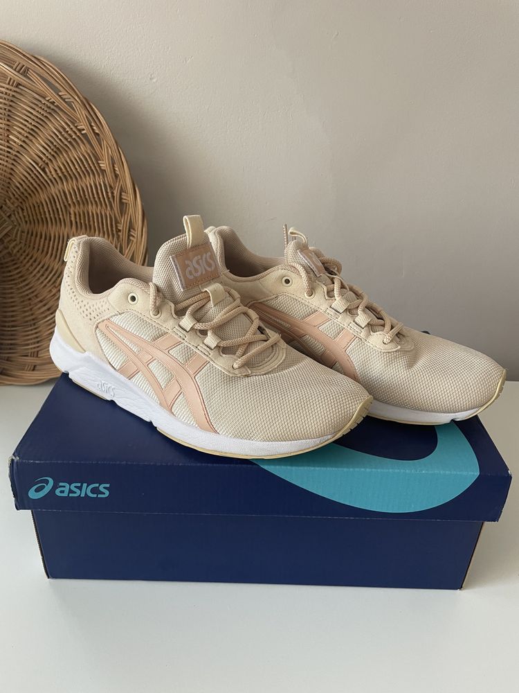 ASICS маратонки