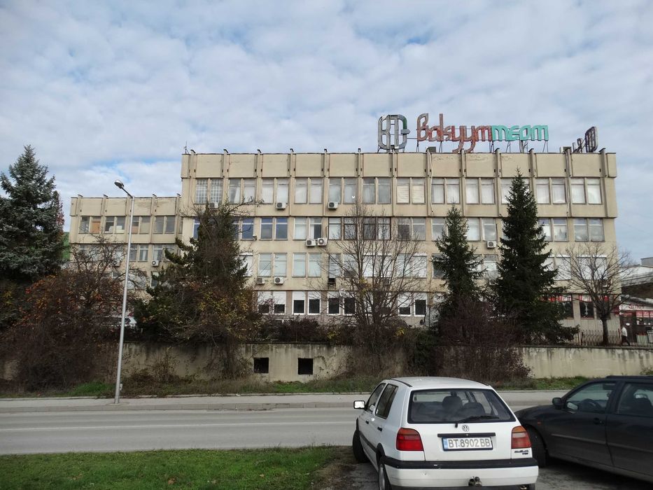 Просторен офис с много добра локация и цена от 600 Евро за кв.м..