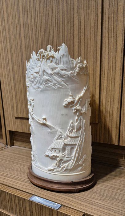 Старинный антикварный светильник из слоновой кости.