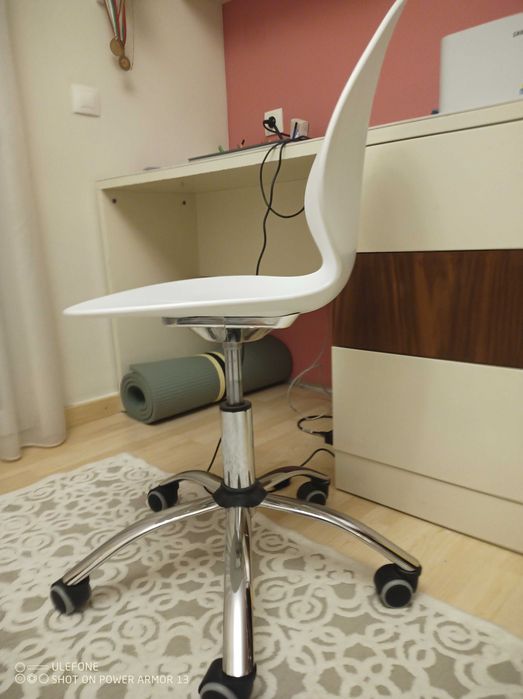 Продавам офис стол