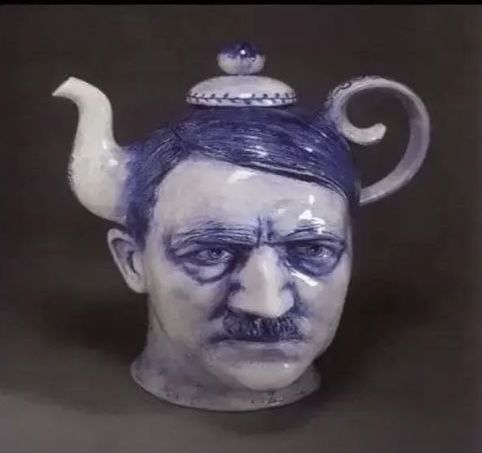 Чайник с лицом канцлера