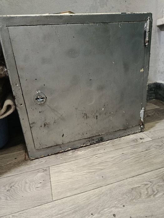 Продается железный Сейф
