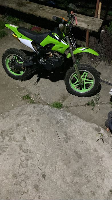 Schimb un cros pentru copi pe un trotineta electric