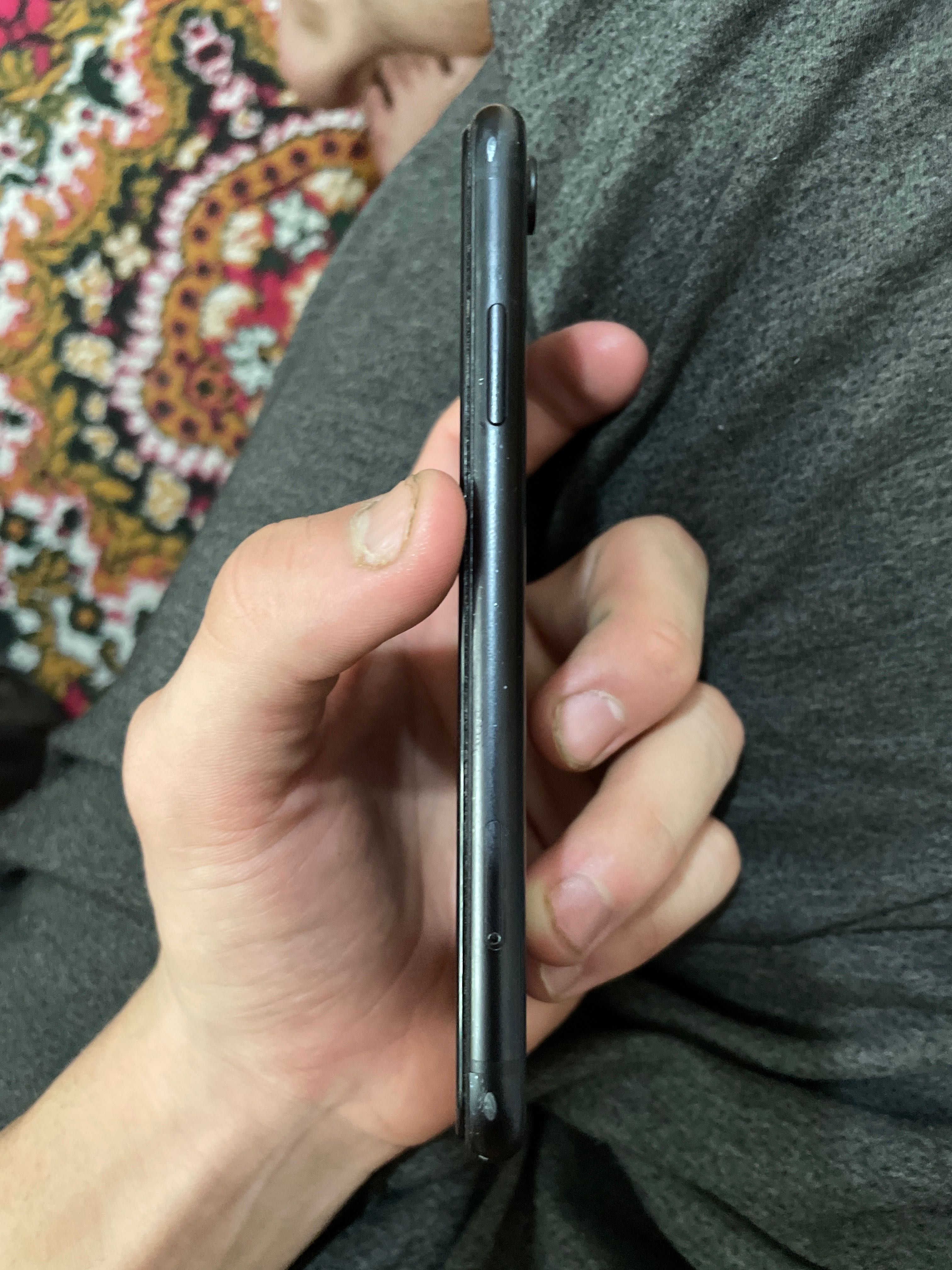 iPhone XR 128Гб  емкость 81