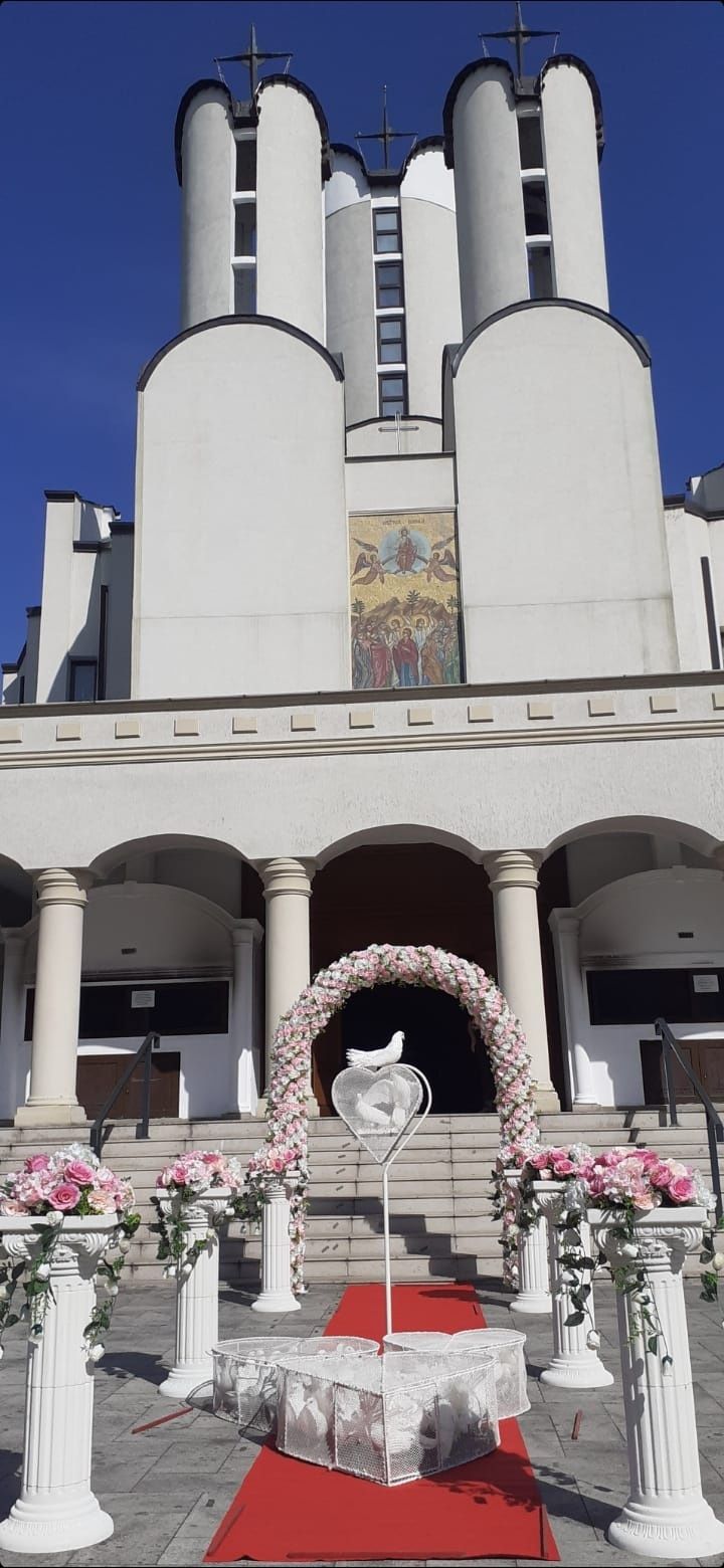Stalpisori si arcada pentru nunti