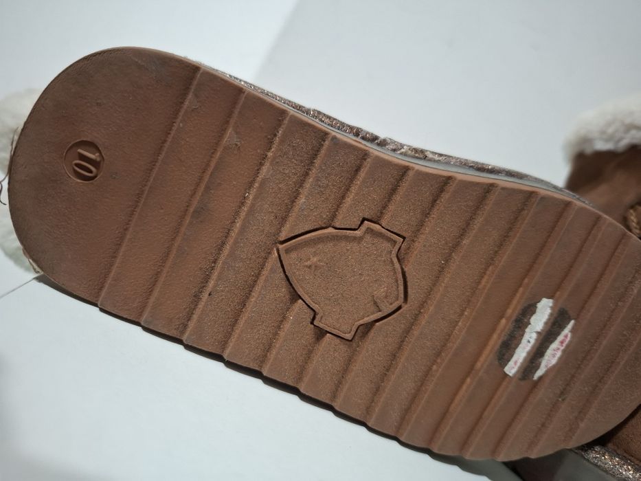 Детски кожени боти с пух, светещи,, неразличими от нови 10 размер.