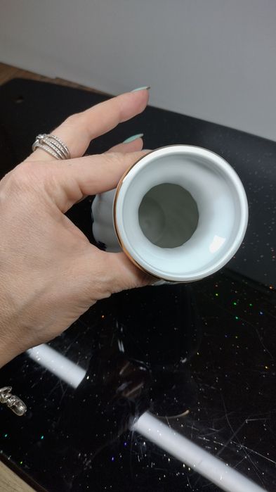 Ваза с декор син лук, без маркировка. Шарка едностранно, релеф и злато