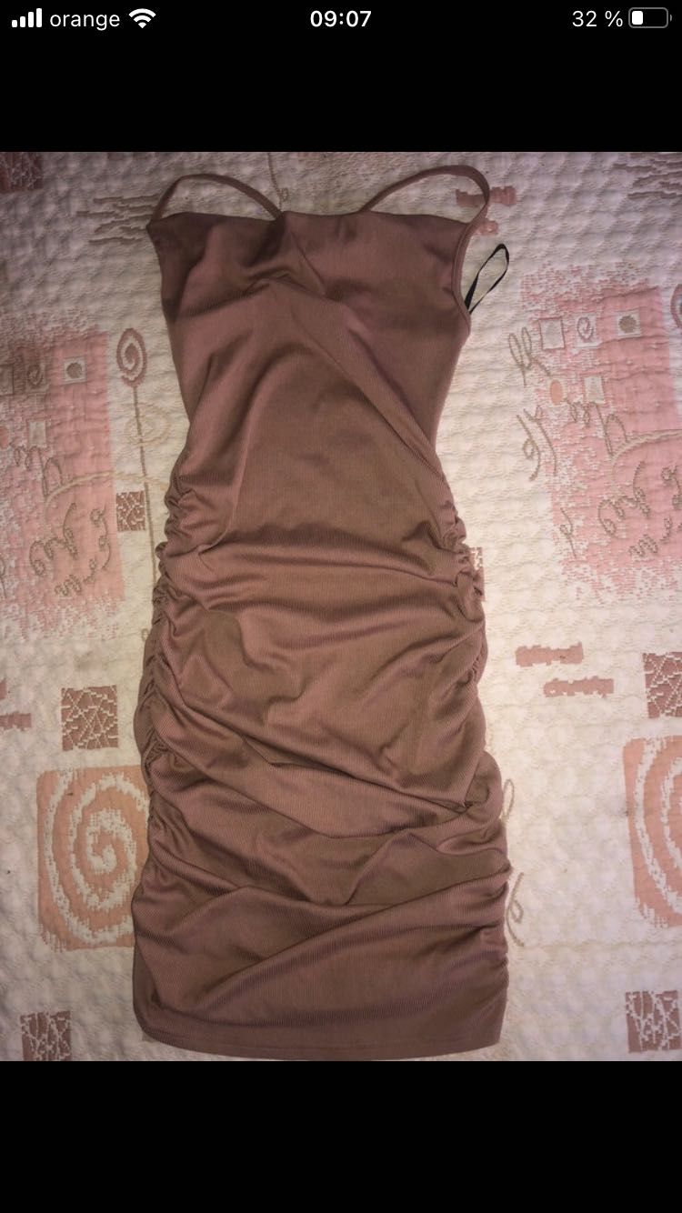 Rochie de vara mulată pe corp cu spatele gol nude