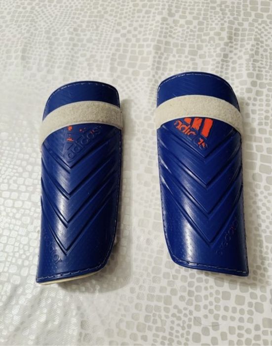 Продам новые футбольные щитки