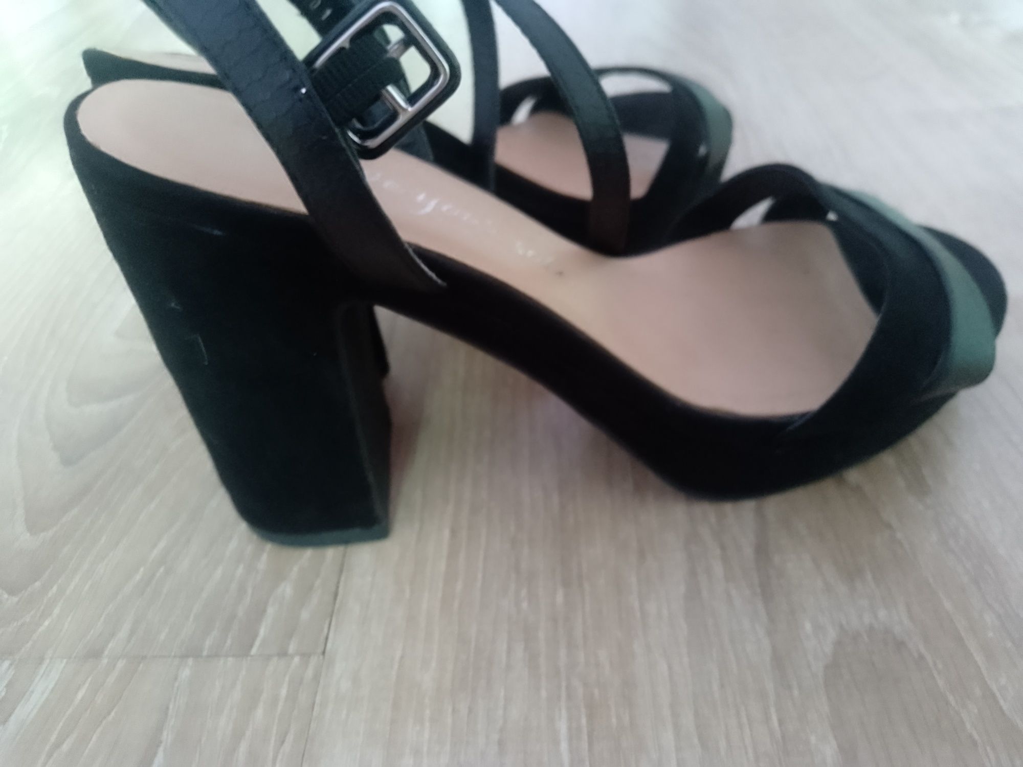 Vând sandale mărimea 39-40