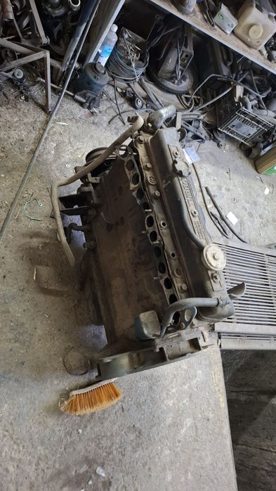 Vând 2 motoare Nissan patron