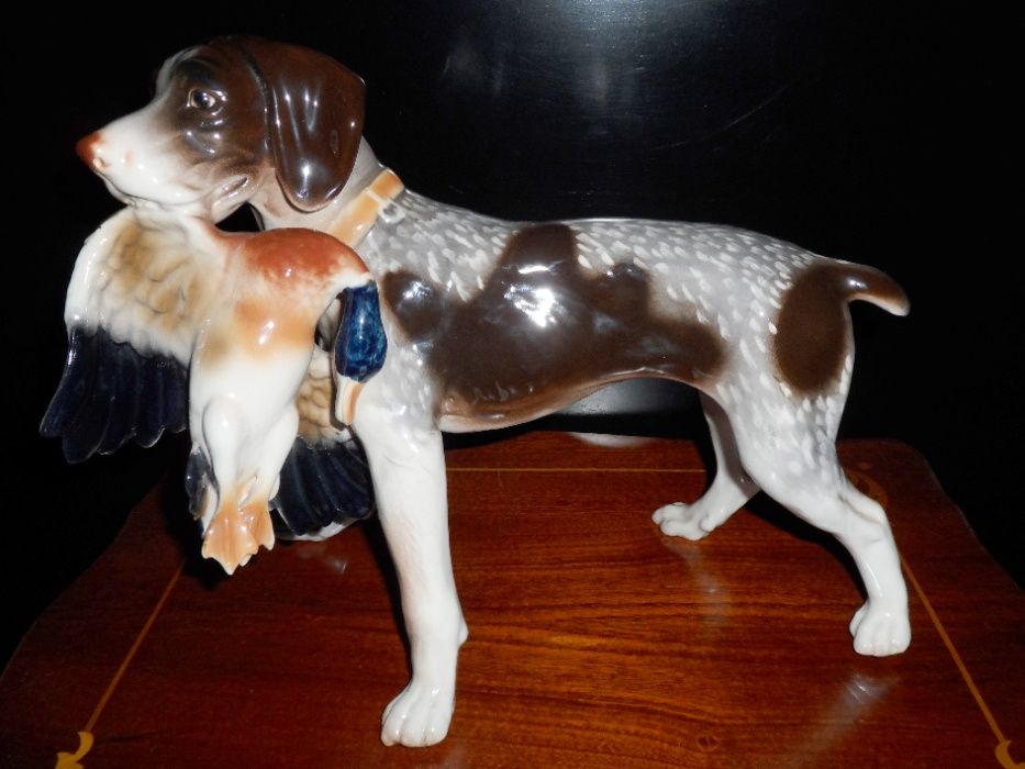 Figurină – Brac german aportând o rață sălbatică.