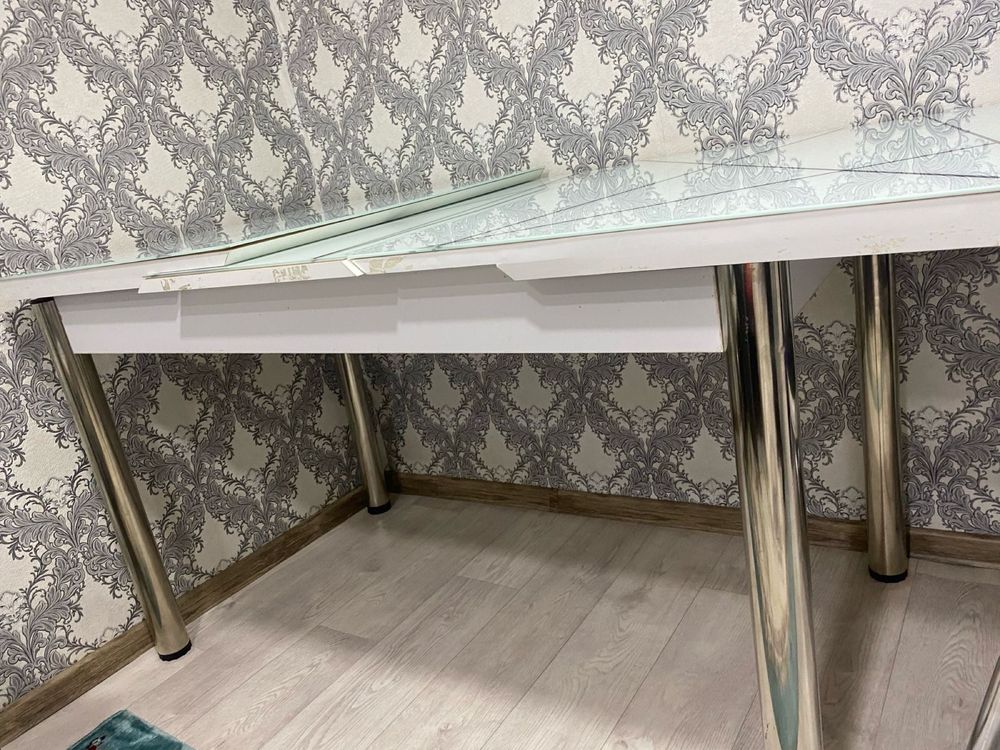 Продам стеклянный стол