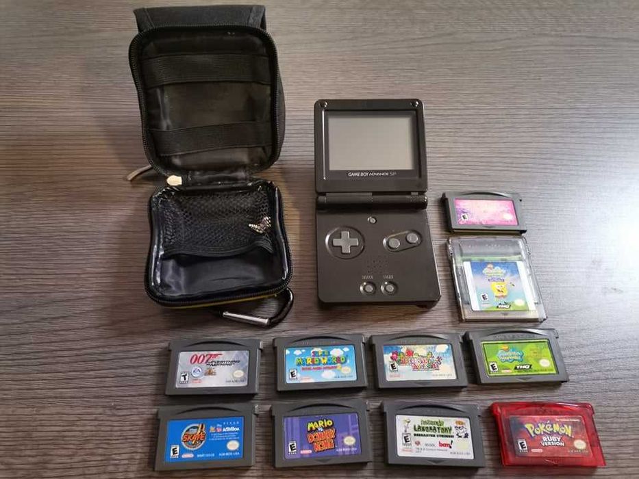 Game Boy Advance SP + 4 игри, Game Stop и оригинално зарядно