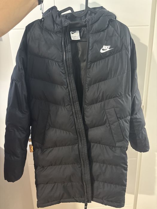 Яке Nike 137-147 см. ,размер М. Запазено ,в отлично състояние.