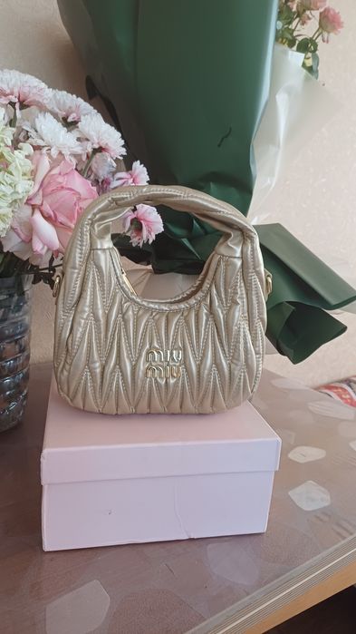 Стильная маленькая сумочка в золотистой цвете