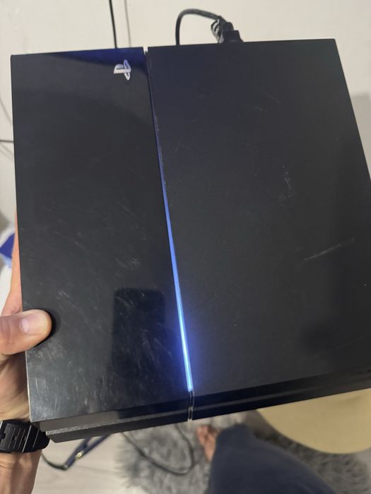 Playstation 4  cu o maneta si 2 jocuri