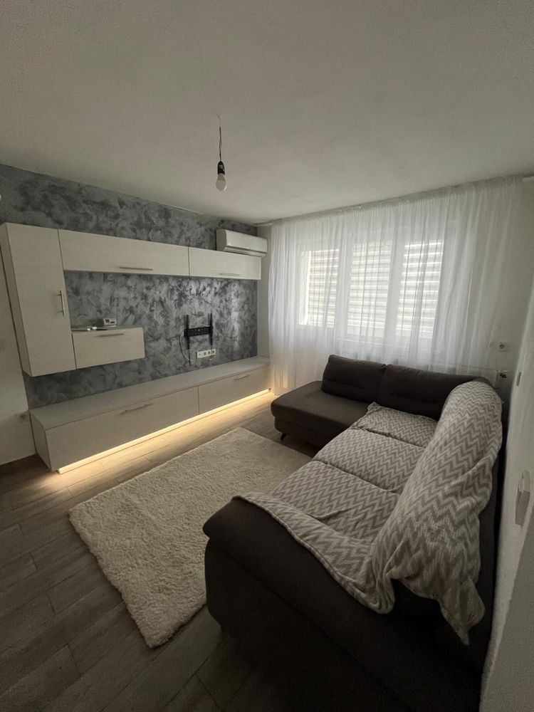 Apartament 2 camere, etaj 1/4, zona Biserica Mare