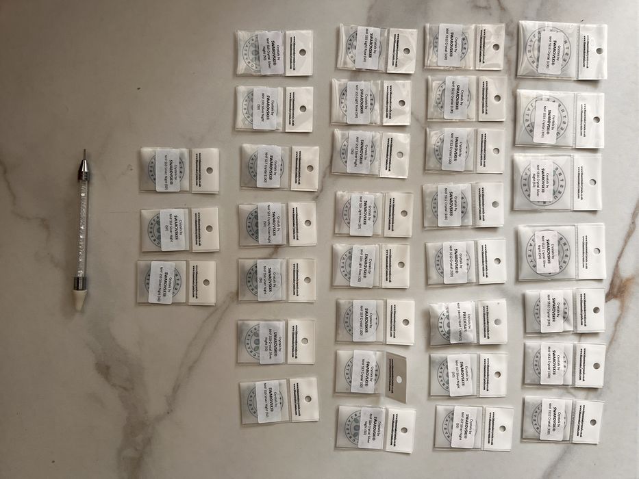 Vand 2202 buc cristale Svarowski pentru decorat obiecte: cani, pixuri