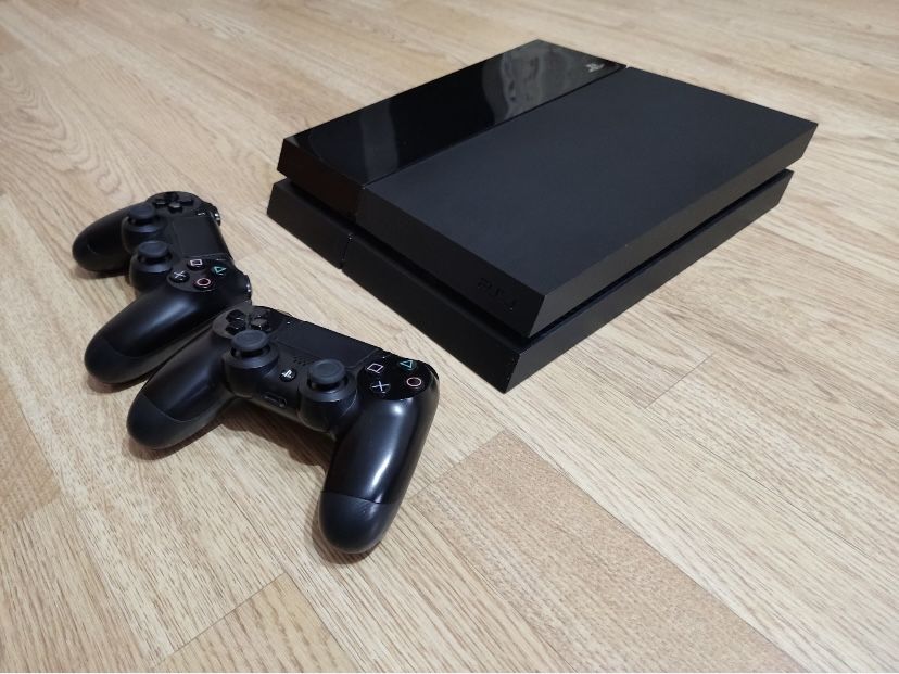 Продам прошитую Sony Play station 4. Память 1тб(1000гб).