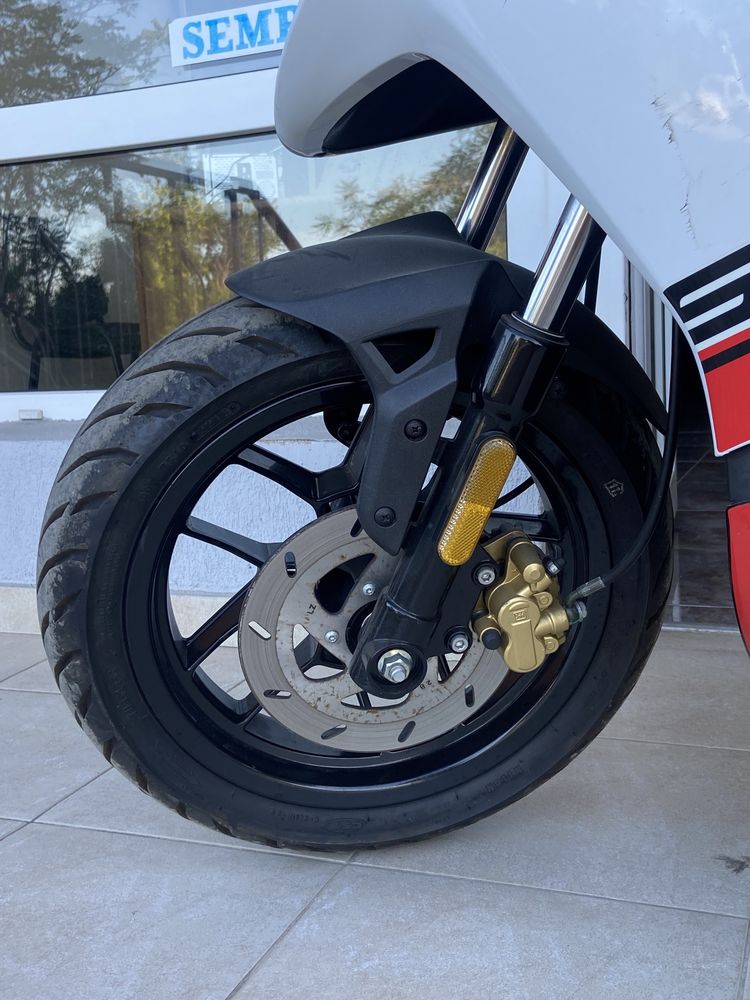 Скутер Aprilia