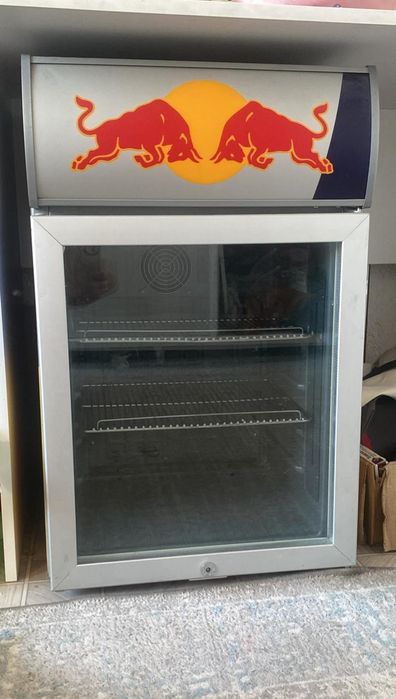 Компактный мини холодильник редбул