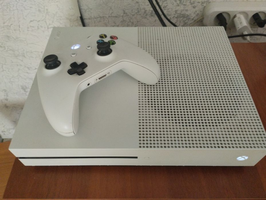 Продам игровую приставку х бокс 500гб.