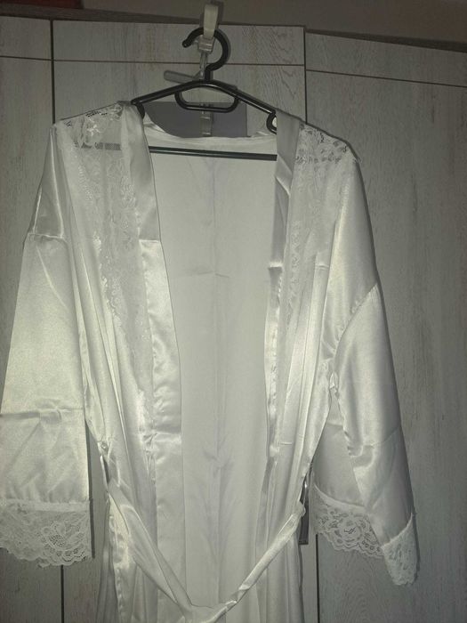 Halat de damă din satin cu dantelă