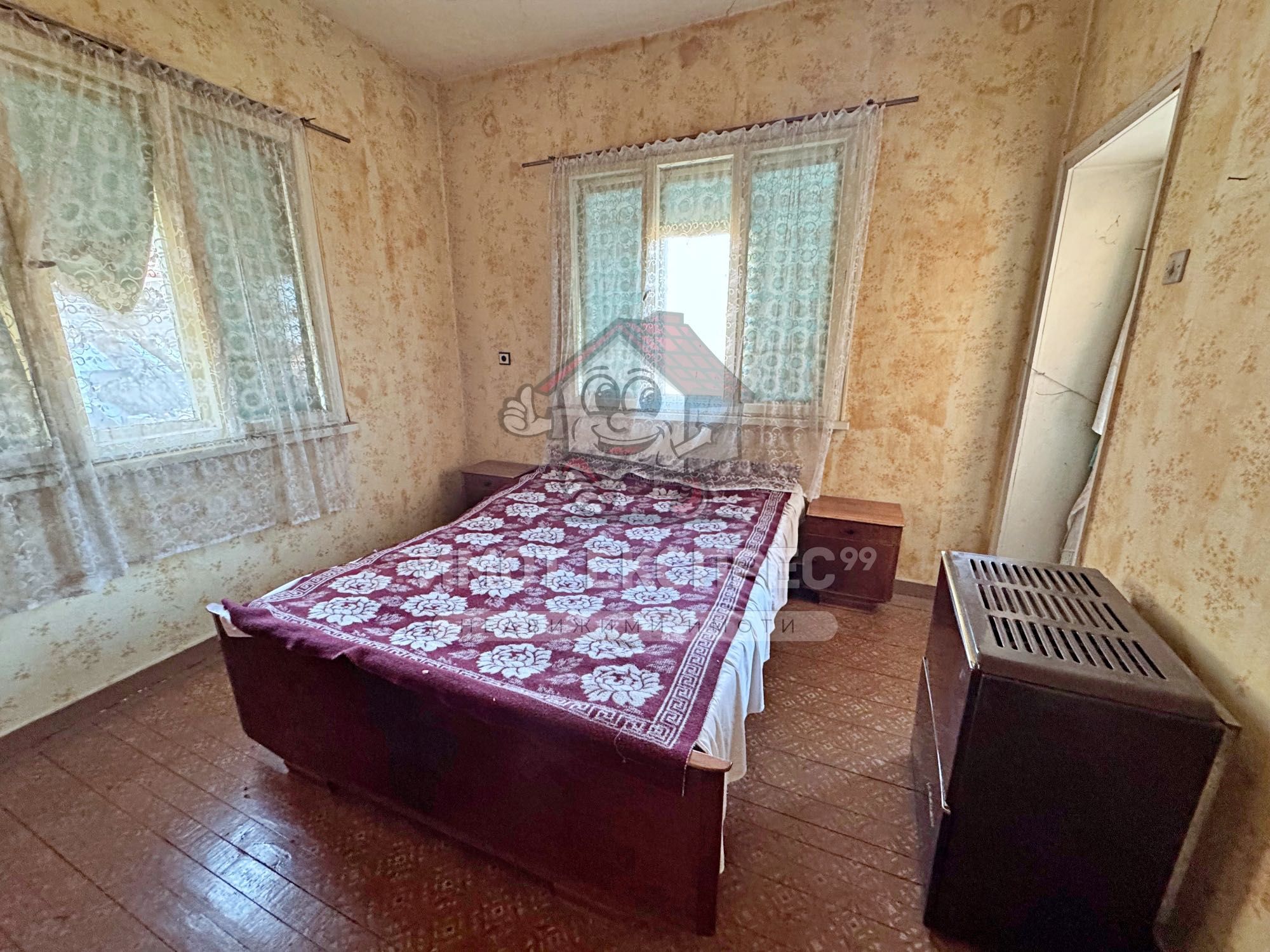 Самостоятелна къща, с двор, 156кв.м, с три спални, кв.Изток