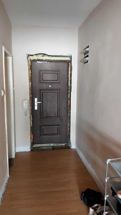 Продава се тристаен апартaмент в кв. Любен Каравелов с възможен бартер