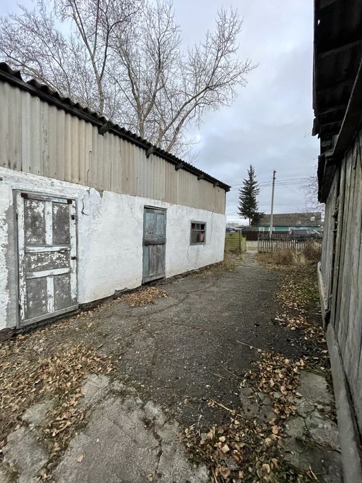 Продам земельный участок с постройками